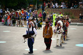 Пешие индейцы вышли пританцовывая, возглавляемые пожилым индейцем в джинсах.