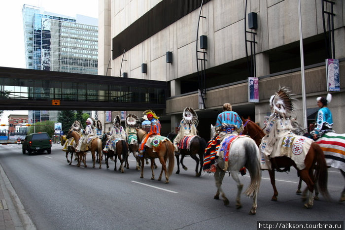 Позже индейская конница двинулась по улицам в сторону Стэмпид парка. Банфф, Канада