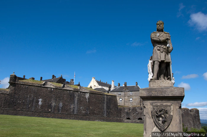 Stirling
Памятник Роберту Брюсу перед входом в замом Шотландия, Великобритания