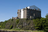 Замок Данвеган (Dunvegan Castle) — к сожалению, под реконструкцией.
Принадлежит клану МакЛаудов (MacLeod) — кто видел Горца, поймет, о каком клане идет речь ))