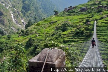 Это и есть современный правильный мост, какие строят сейчас на самых важных тропах. Непал