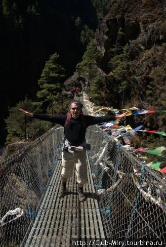 один из самых известных и длинных мостов — мост через Бхоте Коси в месте её слияния с Дудгх Коси, перед крутым подъёмом к Намче-Базару (район Соло-Кхумбу, Эверест) Непал