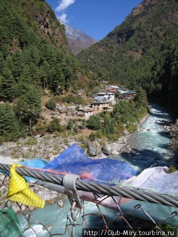 так выглядит река внизу — зрелище захватывающее Непал