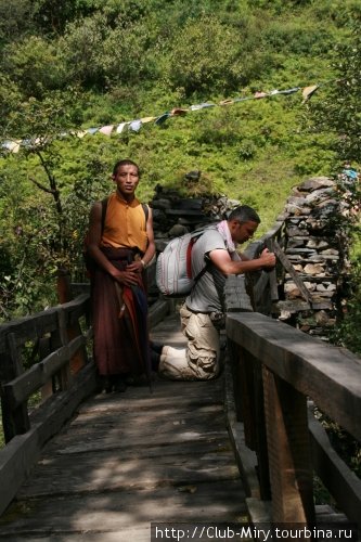 впрочем, главное даже не мост, а то что под ним... там внизу...... Непал