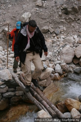 ...и только на самых опасных участках строят переправы из брёвен. Непал