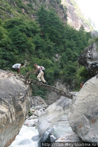 ...чтобы избежать возможных травм и несчастных случаев при переправе людей через довольно шаткий самодельный мост. Непал