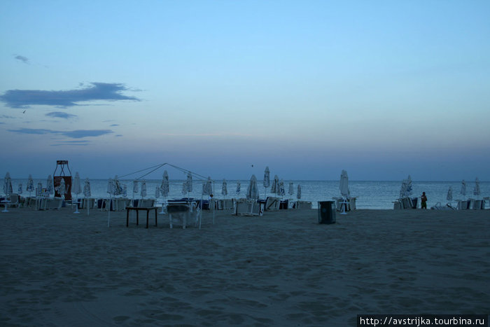 Череда пляжных зонтиков и отелей Солнечный Берег, Болгария