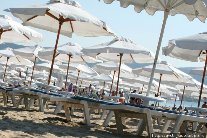 Череда пляжных зонтиков и отелей Солнечный Берег, Болгария