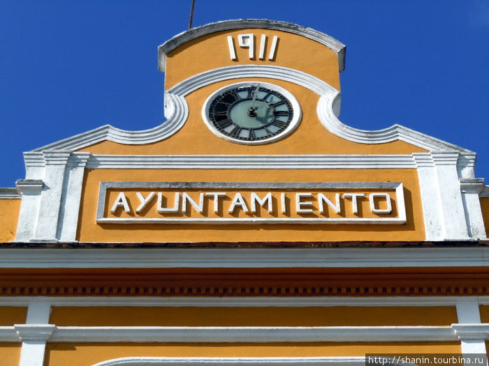 Часы на здании муниципалитета Сьего-де-Авила, Куба