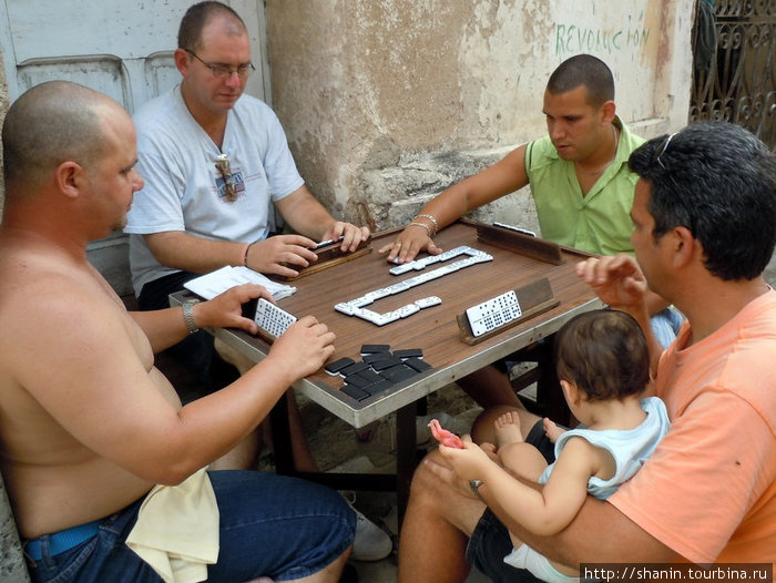В домино играют прямо на улице Камагуэй, Куба