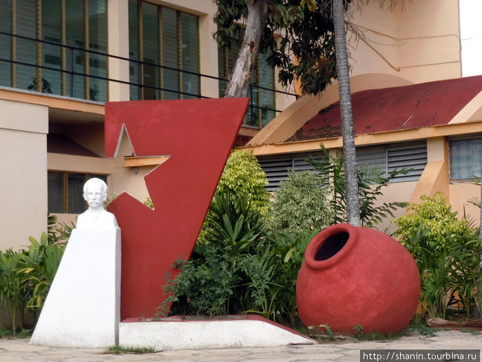 Горшку нашлось место даже у памятника Хосе Марти перед зданием партийного комитета Камагуэй, Куба