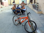 Велосипед и игроки в домино