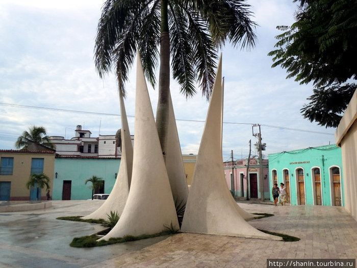 Монумент на площади Лас-Тунас, Куба