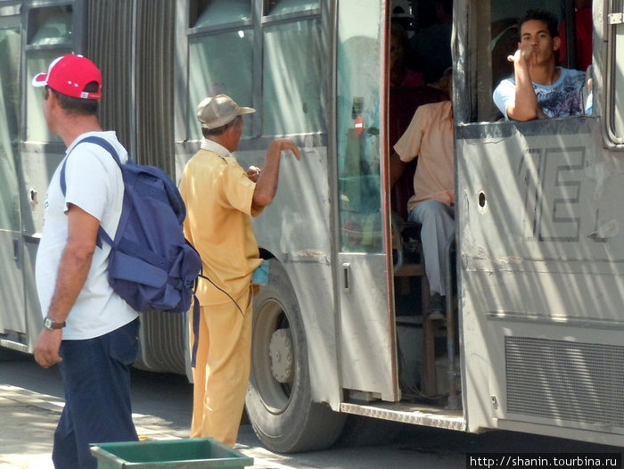 Идет посадка в грузовик — автобус Лас-Тунас, Куба