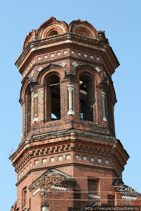 Обезглавленная колокольня Казанской церкви. Алатырь, Россия