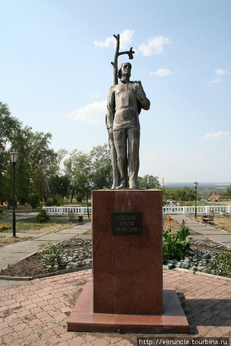 Памятник великому мордовскому скульптору С.Эрьзя (Нефедову), родившемуся неподалеку от Алатыря в с.Баево.
