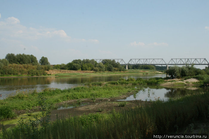 Река Сура и вид на ж/д мост. Алатырь, Россия