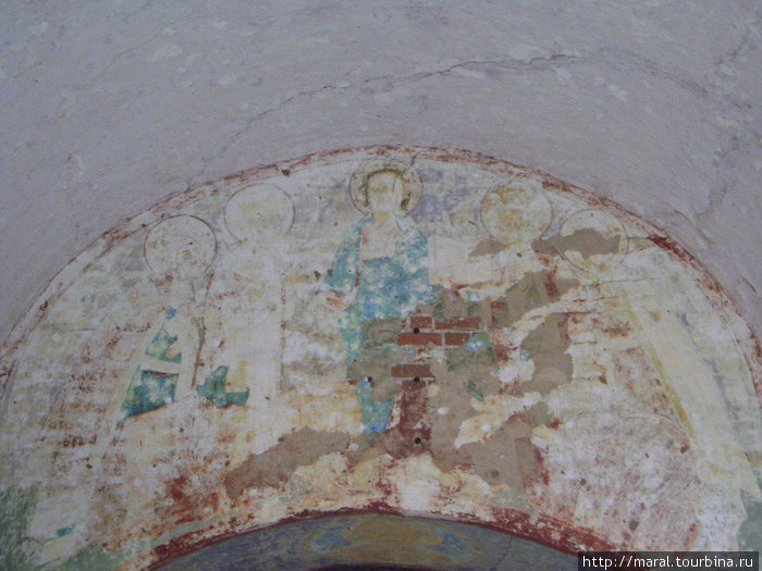 На арке южных ворот изображены святые образы Борисоглебский, Россия