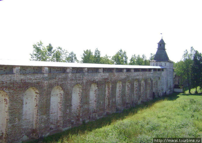 Протяжённость стен монастыря составляет 1040 метров, их высота составляет 10 – 12 метров, толщина – до 3 метров. Восточная стена с шестиугольной башней — это башни более ранней постройки Борисоглебский, Россия