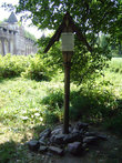 Возле кельи установлен деревянный крест в память о малой родине монаха Иринарха, рядом — цветущий сад, созданный руками нынешних послушников