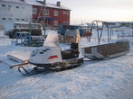 село Тельвиска,  5 км от Нарьян-Мара (противоположный берег Печоры) — зимой во дворах припаркованы Бураны, в половодье — лодки.