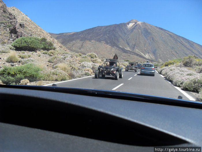 какие только машину не едут на вулкан Национальный парк Тейде, остров Тенерифе, Испания