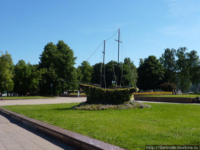 Зеленый кораблик на бывшей площади Ленина, когда то здесь стоял памятник вождю. Теперь это просто сквер у гостиницы Клайпеда. Клайпеда, Литва