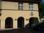 Старинный дом, единственный, на котором сохранился герб Клайпеды.