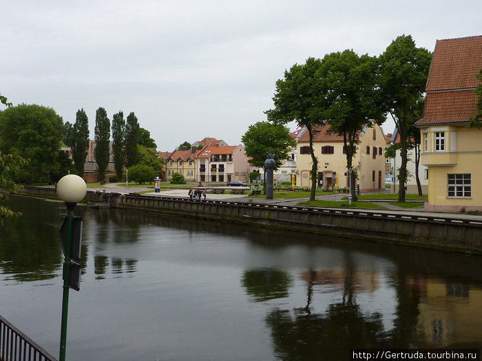 Набережная реки Данес, здесь стоял прежде парусник -\Меридиан\, с ресторанчиком, но увели его на ремонт. Клайпеда, Литва