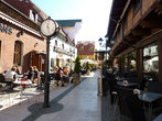 Узенькая пешеходная улочка Фридриха с ресторанчиками и кафе.