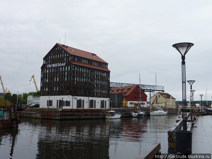Река Данес, устье — раньше здесь были склады, теперь в бывшем здании склада открыты отель, ресторан, кафе. Клайпеда, Литва