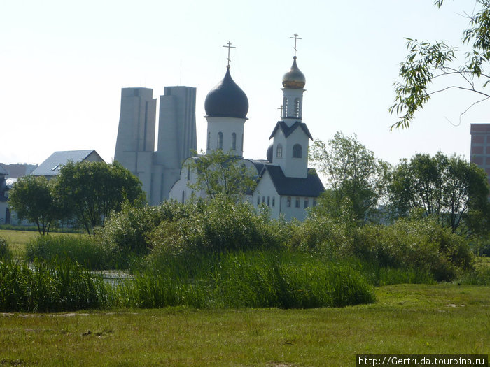 Русская православная церковь, новая, очень красивая, с воскресной школой. А на заднем плане трапецевидные башни — это новый католический костел, огромный, но до ужаса \безвкусный\ по архитектуре. Клайпеда, Литва