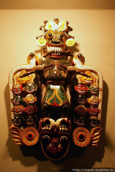 Очень большая и сложная маска Амбалангода, Шри-Ланка