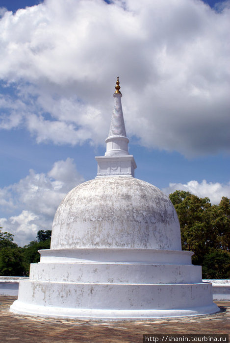 Маленькая белая ступа Анурадхапура, Шри-Ланка