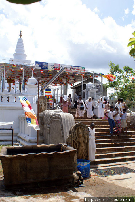 Паломники у входа на территорию Тхупорама дагобы Анурадхапура, Шри-Ланка