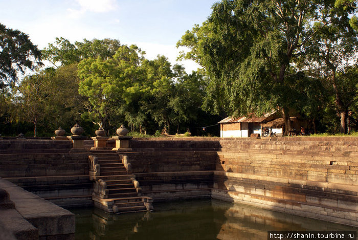 Пруд для купания монахов Анурадхапура, Шри-Ланка