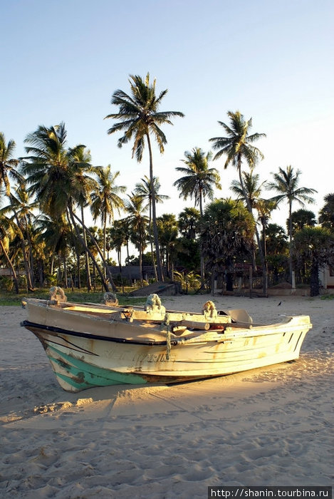 Лодка на свету Тринкомали, Шри-Ланка