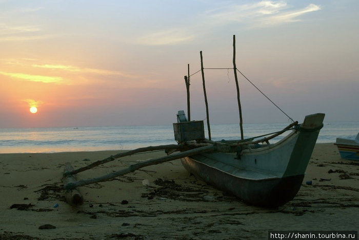 Лодка на пляже Аругам, Шри-Ланка