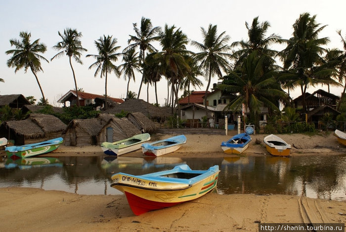 Лодки у лужи Аругам, Шри-Ланка