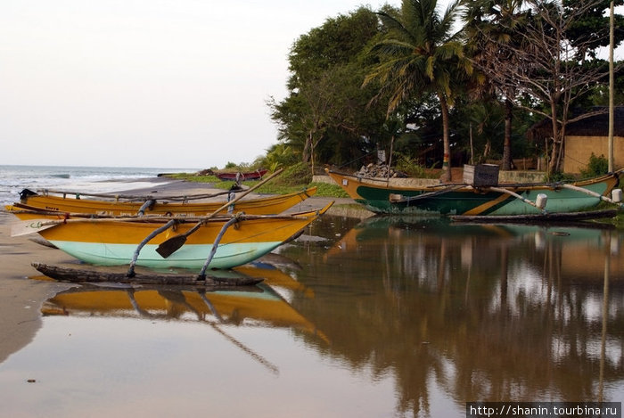 Лодки в луже Аругам, Шри-Ланка