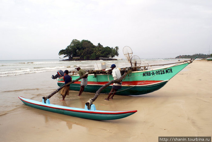 Лодка на берегу Велигама, Шри-Ланка