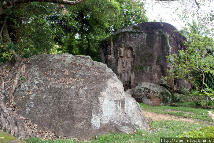 Камни и вырезанная из камня фигура Велигама, Шри-Ланка