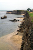 Крепостная стена на берегу моря