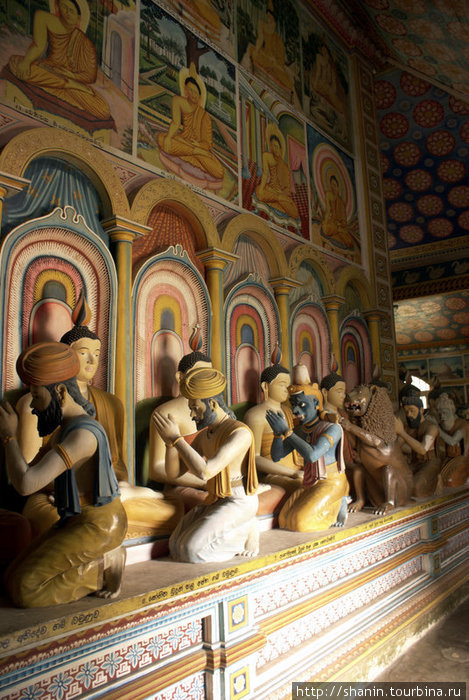Скульптуры в храме Диквелла, Шри-Ланка