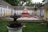 Статуя Будды в окружении стен