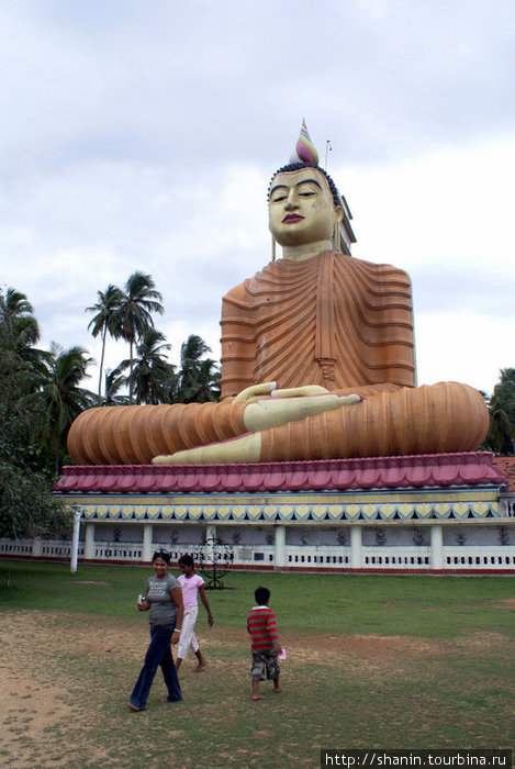 Паломники у Будды Диквелла, Шри-Ланка