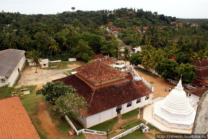 Вид на монастырь с головы Будды Диквелла, Шри-Ланка