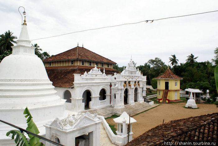 В монастыре Вевуруканнала Вихара Диквелла, Шри-Ланка