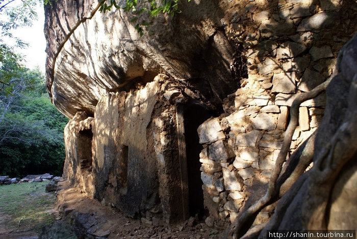 У пещеры Полоннарува, Шри-Ланка