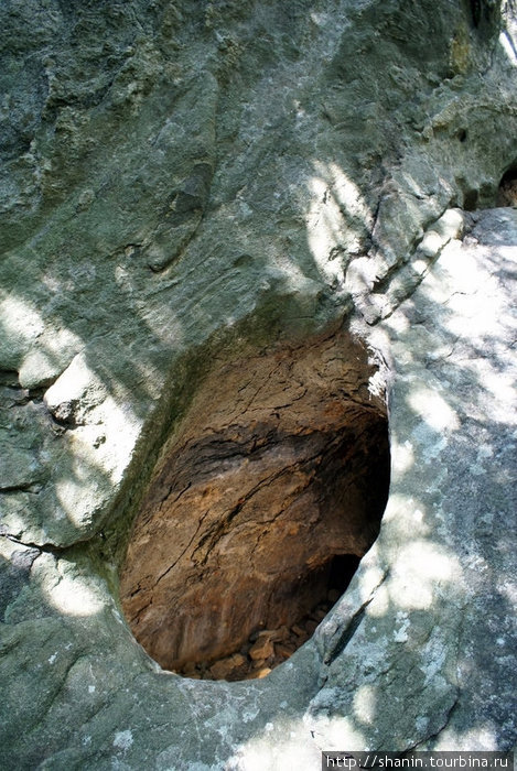 Дыра в камне Полоннарува, Шри-Ланка